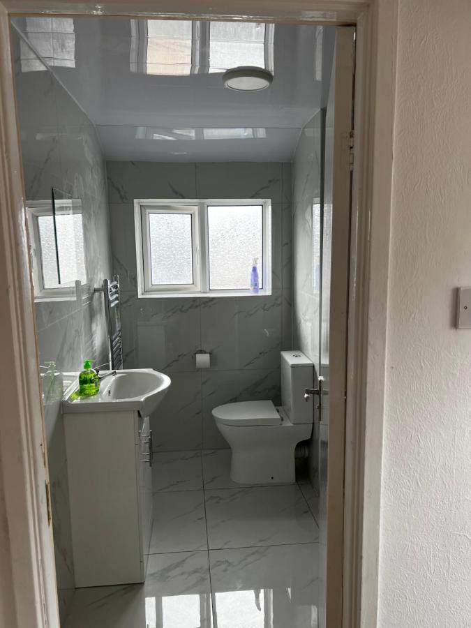 Good Priced Single Rooms In Hayes Northolt  외부 사진