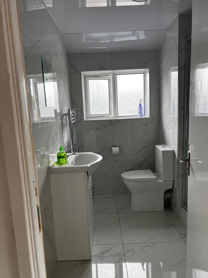 Good Priced Single Rooms In Hayes Northolt  외부 사진
