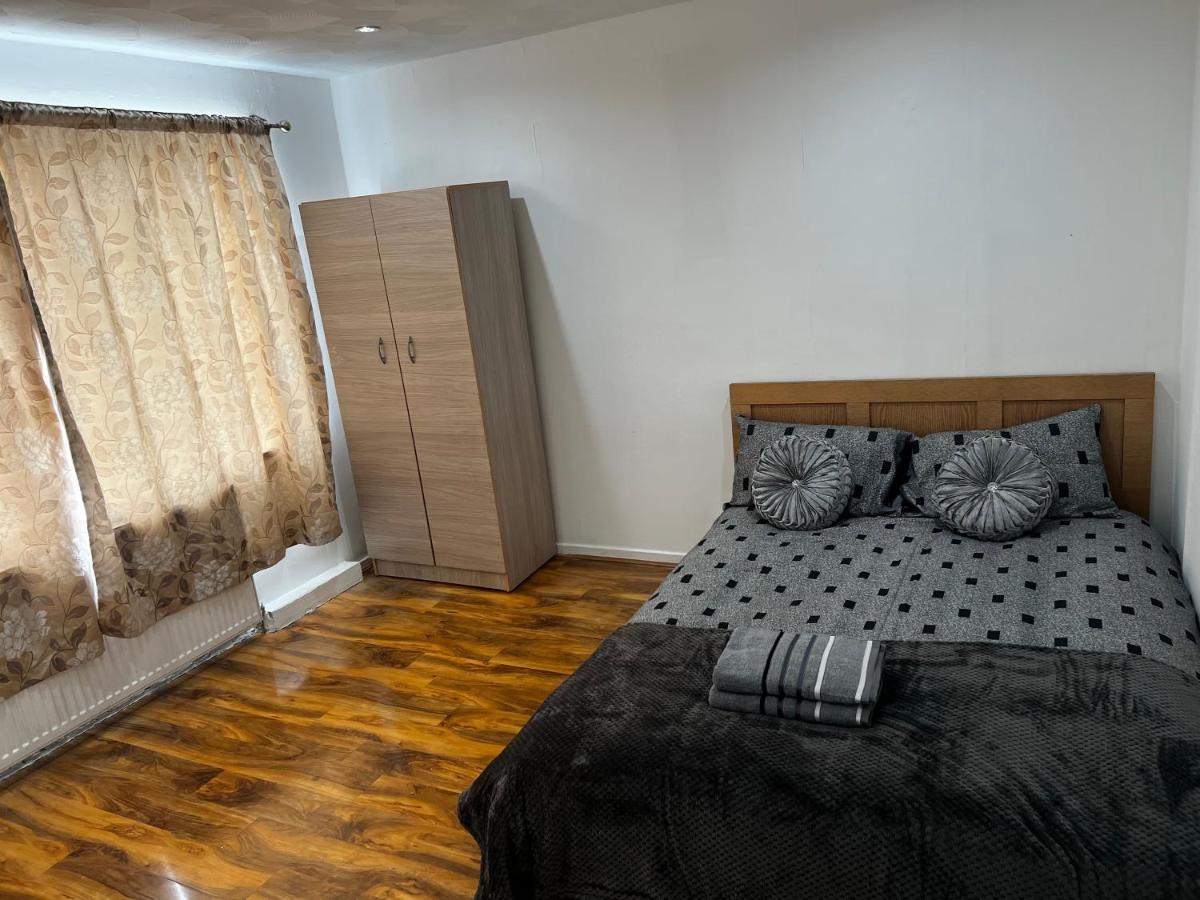 Good Priced Single Rooms In Hayes Northolt  외부 사진