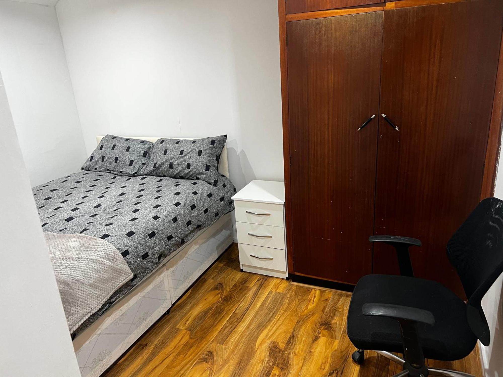 Good Priced Single Rooms In Hayes Northolt  외부 사진